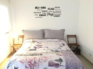 Schlafzimmer mit einem Himmelbett an der Wand in der Unterkunft Bell 1 in Buenos Aires