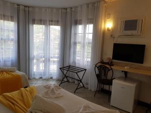 TV a/nebo společenská místnost v ubytování Coronado Inn Hotel