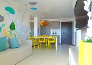 a living room with a couch and a table and chairs at Excelentes apartamentos Barra Bali in Barra de São Miguel