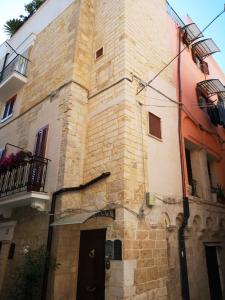 einem hohen Backsteingebäude mit einem Uhrturm in der Unterkunft B&B L'annunziata in Bari