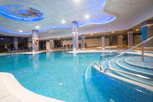 una gran piscina en un edificio de hotel en Benalmadena Palace Spa en Benalmádena