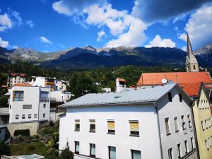 une ville avec un bâtiment blanc et une église dans l'établissement Sankt-Nikolaus Studio Innsbruck, à Innsbruck