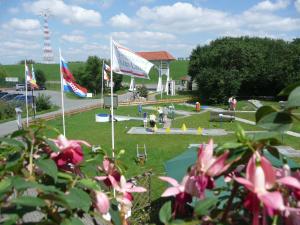 ein Park mit Flaggen mitten auf einem Feld in der Unterkunft Ferienhaus Hanse im Feriendorf Altes Land in Bachenbrock