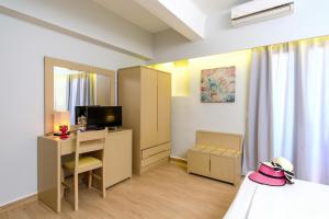 TV a/nebo společenská místnost v ubytování Aphrodite Hotel Syros