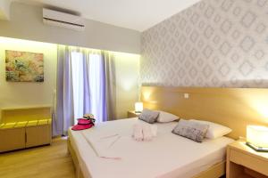 Postel nebo postele na pokoji v ubytování Aphrodite Hotel Syros