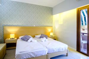 Postel nebo postele na pokoji v ubytování Aphrodite Hotel Syros