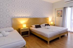 Postel nebo postele na pokoji v ubytování Aphrodite Hotel Syros