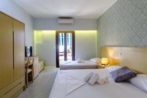 Postel nebo postele na pokoji v ubytování Aphrodite Hotel Syros