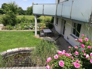 a porch of a house with pink roses at Ferienwohnung Stahl in Muhr amSee