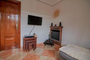 a living room with a flat screen tv and a couch at Casa Pichi in El Pulliu