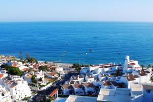 z góry widok na miasto nad oceanem w obiekcie Apartamentos Turisticos Soldoiro w Albufeirze