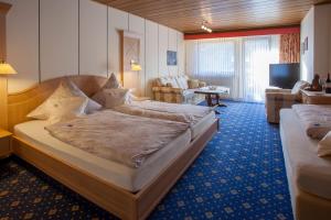 
A bed or beds in a room at Sporthotel Göbel
