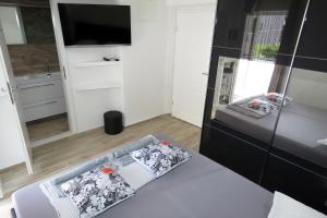 TV a/nebo společenská místnost v ubytování Lux Dalmatia I & R