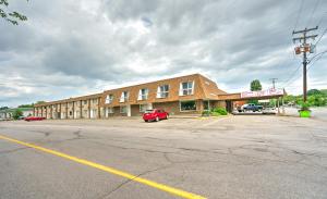 an empty parking lot in front of a building at Hotel Motel Penn-Mass in Trois-Rivières