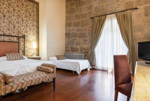 Cama o camas de una habitación en Eurostars Monumento Monasterio de San Clodio Hotel