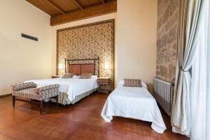 Cama o camas de una habitación en Eurostars Monumento Monasterio de San Clodio Hotel