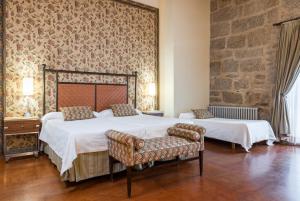 Cama o camas de una habitación en Eurostars Monumento Monasterio de San Clodio Hotel