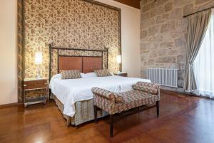 Cama o camas de una habitación en Eurostars Monumento Monasterio de San Clodio Hotel