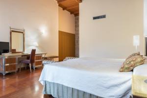 Cama o camas de una habitación en Eurostars Monumento Monasterio de San Clodio Hotel