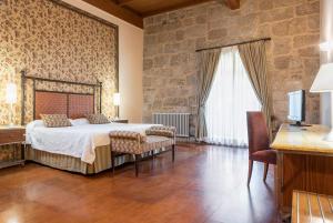 Cama o camas de una habitación en Eurostars Monumento Monasterio de San Clodio Hotel