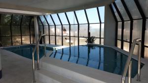 una gran piscina en un edificio con ventanas en Hotel Santa Paula, en Guaratuba