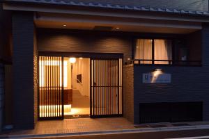 une porte d'entrée d'un bâtiment avec une porte dans l'établissement UU Inn Kyoto, à Kyoto
