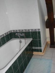 Een badkamer bij Gîte de l'Orangerie 15 pers.
