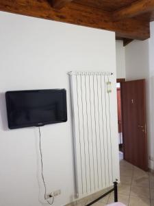 einen Flachbild-TV an der Wand in einem Zimmer in der Unterkunft le tre torri in Maranola