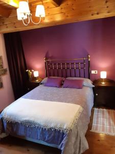 カンガス・デ・オニスにあるLa Casina de la Morraの紫の壁のベッドルーム1室(大型ベッド1台付)