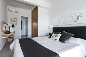 Amaze Suites客房内的一张或多张床位