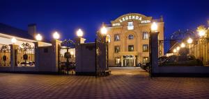 un edificio con una puerta delante de él por la noche en Hotel Legenda en Rostov-on-Don