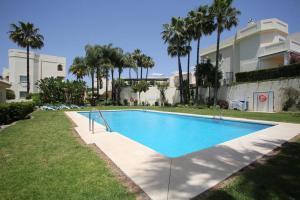 een zwembad voor een huis met palmbomen bij Jacuzzi Rooftop Bbq Wifi Pool Music Netflix Games in Benahavís