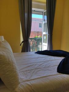 1 dormitorio con cama blanca y ventana en Santa Barbara Apartment, en Lisboa
