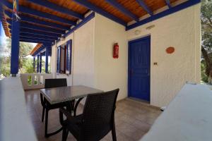 Gallery image of White Rock Apartments in Marathokampos