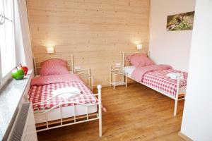 Tempat tidur dalam kamar di Landhaus im Rinnetal