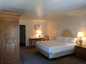 Voodi või voodid majutusasutuse Saddle West Casino Hotel toas
