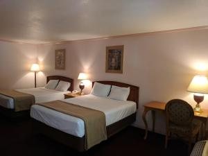 Llit o llits en una habitació de Saddle West Casino Hotel