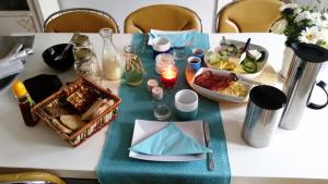 a table with a plate of food and a basket of food at B&B Holme-Olstrup in Holme-Olstrup