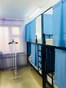 モスクワにあるTravel Inn Fonvizinskayaの二段ベッド2台と窓が備わる客室です。