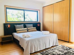 オリョンにあるMar Alto,in Marina Villageのベッドルーム1室(大型ベッド1台、タオル付)