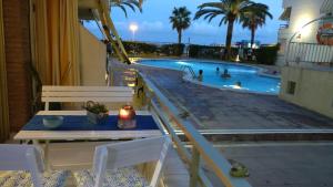 The swimming pool at or close to Residencial Colibrí