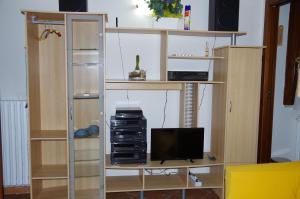 a book shelf with a computer and a tv at Residenza Ducale in Ferrara