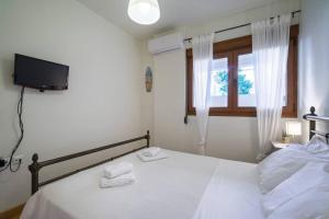 A bed or beds in a room at Pamela's house "private pool and spa"