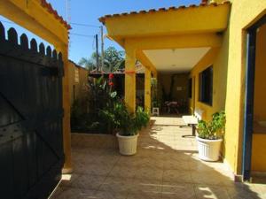 a courtyard of a house with two potted plants at Casa c/ Piscina - Ampla e Arejada Balneário Gaivota - 300 mts da Praia in Itanhaém