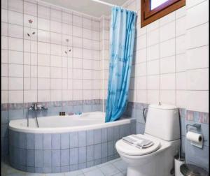 A bathroom at Pamela's house "private pool and spa"