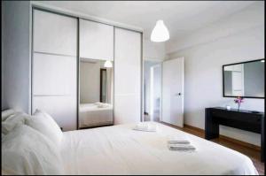 A bed or beds in a room at Pamela's house "private pool and spa"