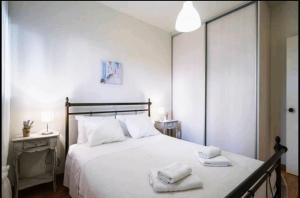 A bed or beds in a room at Pamela's house "private pool and spa"