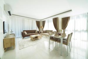 Телевизор и/или развлекательный центр в Karia Plus City Apartments
