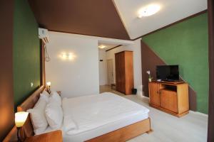 Voodi või voodid majutusasutuse Hotel Aleksandrija toas