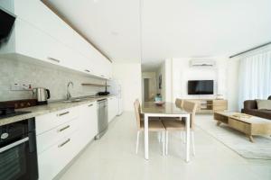 Кухня или мини-кухня в Karia Plus City Apartments
